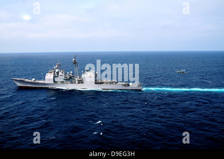 Un HH-60H Sea Hawk à la terre perpares à bord du croiseur lance-missiles USS Bunker Hill. Banque D'Images