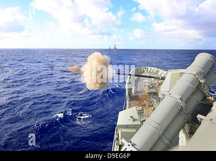 La frégate de la marine australienne HMAS Warramunga ses feux 5 canons au cours d'un engagement de surface. Banque D'Images