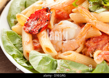 Crevettes pâtes faites maison avec tomates et épinards Banque D'Images