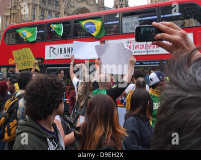 Londres, Royaume-Uni. Le mardi 18 juin un laissez-passer d'autobus de Londres Vieux Palais Cour avec quelques drapeaux brésiliens sortir d'une des fenêtres. Credit : Nelson Pereira/Alamy Live News Banque D'Images