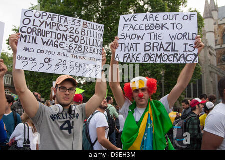 Londres, Royaume-Uni. 18 Juin, 2013. Les manifestants avec leurs pancartes comme démontré expatriés à Londres contre la corruption du gouvernement, la flambée des coûts de Coupe du monde et les Jeux Olympiques et la hausse des coûts de transport, en solidarité avec leurs compatriotes à la maison. Banque D'Images