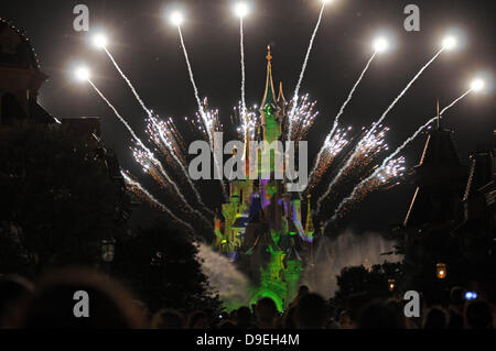 Paris, France. 18 juin 2013. Le soir, spectacle son et lumière spectaculaire au Princess Castle à Disneyland à Paris pour célébrer le 20e anniversaire hôtellerie française. Credit : Phil Rees/Alamy Live News Banque D'Images