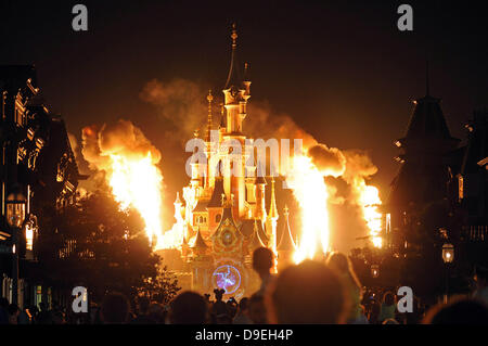 Paris, France. 18 juin 2013. Le soir, spectacle son et lumière spectaculaire au Princess Castle à Disneyland à Paris pour célébrer le 20e anniversaire hôtellerie française. Credit : Phil Rees/Alamy Live News Banque D'Images