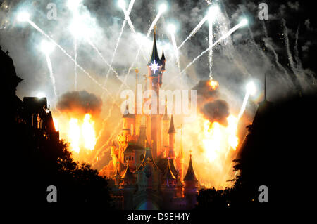 Paris, France. 18 juin 2013. Le soir, spectacle son et lumière spectaculaire au Princess Castle à Disneyland à Paris pour célébrer le 20e anniversaire hôtellerie française. Credit : Phil Rees/Alamy Live News Banque D'Images