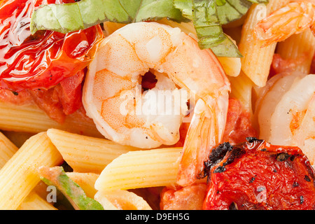 Crevettes pâtes faites maison avec tomates et épinards Banque D'Images
