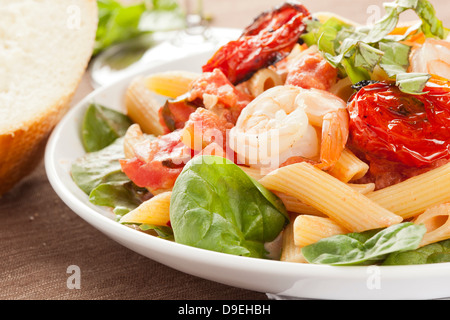 Crevettes pâtes faites maison avec tomates et épinards Banque D'Images