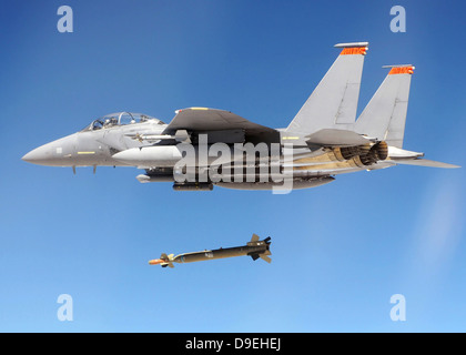 Un F-15E Strike Eagle supprime une bombe GBU-28 au cours d'une mission de Combat Hammer Banque D'Images