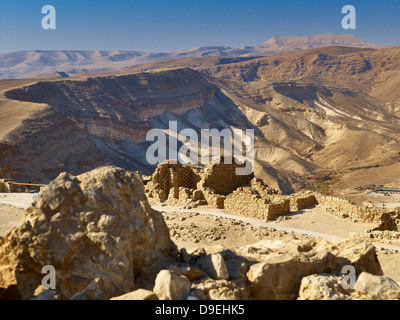 Columbarium, tour avec paysage sur la forteresse de Massada juif près de la Mer Morte, Israël, Moyen Orient Banque D'Images