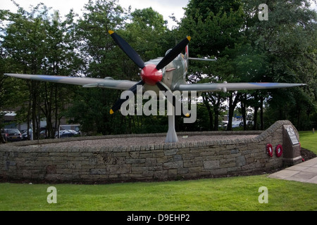 Avion de chasse Spitfire Blue Peter Memorial l'aéroport d'Édimbourg Banque D'Images