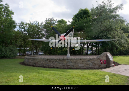 Avion de chasse Spitfire Blue Peter Memorial l'aéroport d'Édimbourg Banque D'Images