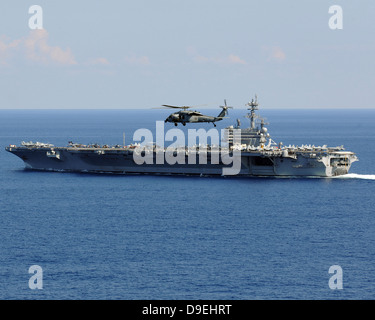 Océan Atlantique, 10 octobre 2010 - Un hélicoptère MH-60S Seahawk survole le porte-avions USS George H. W. Bush (CVN-77). Banque D'Images