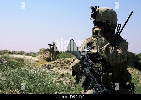 27 juillet 2009 - U.S. Marine utilise une radio pendant une patrouille de sécurité dans la province de Helmand en Afghanistan. Banque D'Images