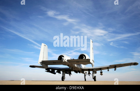 Un A-10 Thunderbolt II circule hors de la fosse chaude à Whiteman Air Force Base, Missouri. Banque D'Images