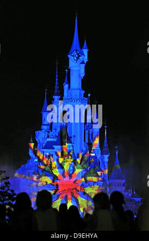 Paris, France. 18 juin 2013. Le soir, spectacle son et lumière spectaculaire au Princess Castle à Disneyland à Paris pour célébrer le 20e anniversaire hôtellerie française. Credit : Phil Rees/Alamy Live News Banque D'Images