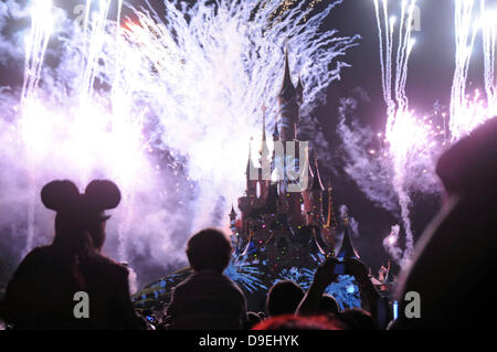 Paris, France. 18 juin 2013. Le soir, spectacle son et lumière spectaculaire au Princess Castle à Disneyland à Paris pour célébrer le 20e anniversaire hôtellerie française. Credit : Phil Rees/Alamy Live News Banque D'Images