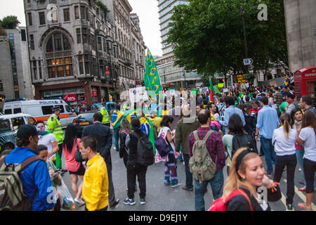 Londres, Royaume-Uni. 18 Juin, 2013. Des milliers de Brésiliens manifester devant l'ambassade du Brésil à Londres en solidarité avec leurs compatriotes qui protestent contre l'augmentation des frais de transport, la montée en flèche des coûts du Brésil 2014 et le Jeux Olympiques de Rio, au détriment des services publics. Crédit : Paul Davey/Alamy Live News Banque D'Images