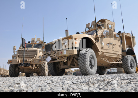 Un M-ATV et les embuscades Mine Protected véhicule stationné à côté d'un MaxxPro MRAP. Banque D'Images