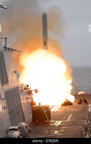 Un lancement de missiles Tomahawk à bord du USS Sterett. Banque D'Images