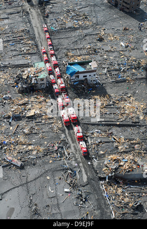 Camions de pompiers japonais une ligne de route dans cette vue aérienne de Sukuiso, au Japon. Banque D'Images