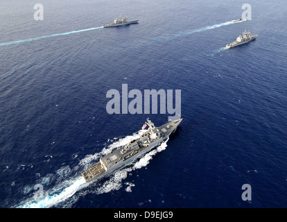 Vue aérienne d'une flotte navale qui transitent par l'océan Pacifique. Banque D'Images