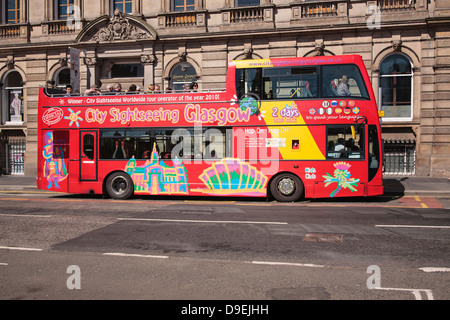 Bus de tourisme ramasser des passagers de George Square à Glasgow. Banque D'Images