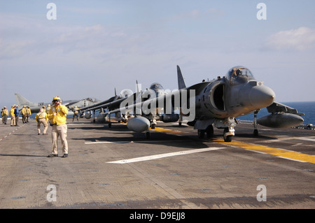 Quatre avions AV-8B Harrier line jusqu'à décoller à bord de l'USS Essex. Banque D'Images