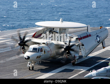 Un E-2C Hawkeye roulait sur le pont d'envol du USS Dwight D. Eisenhower Banque D'Images
