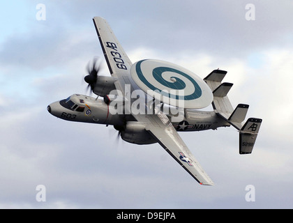 Un E-2C Hawkeye effectue un survol par la puissance aérienne au cours d'une démonstration. Banque D'Images