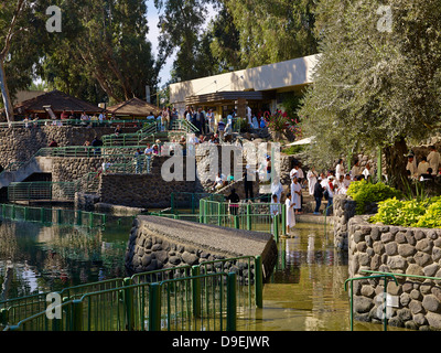 Site baptismal, commercial Yardenit au fleuve du Jourdain près de la mer d'​Galilee, Israël Banque D'Images