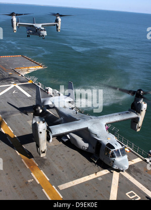 Deux MV-22 Ospreys land sur le pont du USS Nassau. Banque D'Images