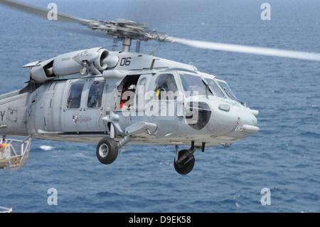 Un MH-60S Sea Hawk hélicoptère de recherche et de sauvetage. Banque D'Images