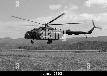 Un hélicoptère MI-17 atterrissant dans le cadre d'un vol de transport médical. Banque D'Images