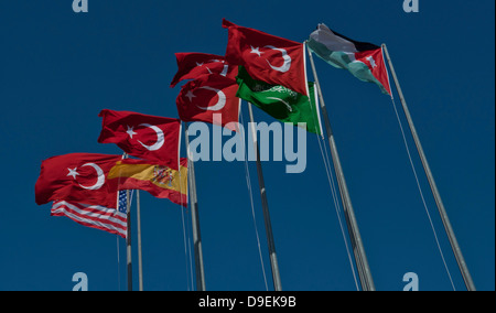 Les drapeaux des nations participantes dans Anatolian Eagle 2011 évoluent à Konya, Turquie. Banque D'Images