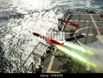 Un BQM-74E drone aérien lance à partir de la frégate lance-missiles USS Thach. Banque D'Images