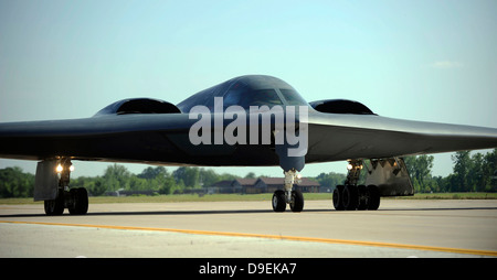 Un B-2 Spirit des taxis sur la ligne de vol à Whiteman Air Force Base, Missouri. Banque D'Images