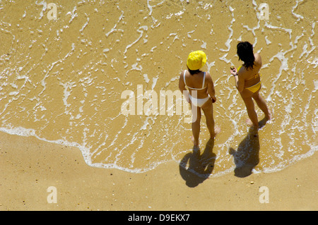 Deux adorateurs solaires sur une plage de l'Algarve, Portugal. Banque D'Images