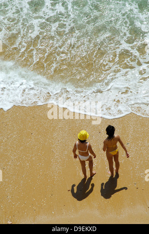 Deux adorateurs solaires sur une plage de l'Algarve, Portugal. Banque D'Images