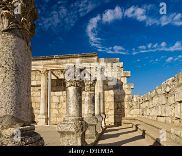 Synagogue de Capharnaüm blanc à la mer de ​​Galilee, Israël Banque D'Images