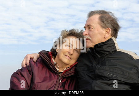 Senior Citizen's paire, heureusement et dans l'amour, dans les vêtements d'automne. (Communiqué de modèle) Banque D'Images