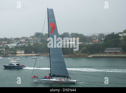 Maxi Yacht Wild Oats XI sur le port de Sydney sur un matin brumeux, avec bains de Greenwich en arrière-plan. Banque D'Images