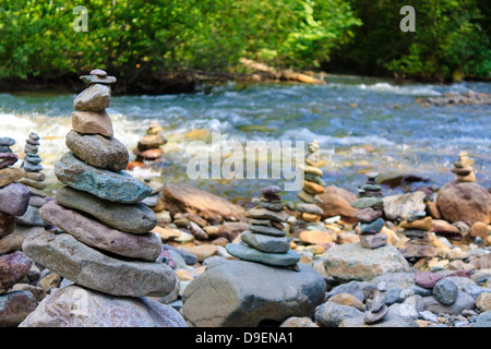 De multiples petits cairns le long des berges du ruisseau d'avalanche dans le Glacier National Park, Montana Banque D'Images