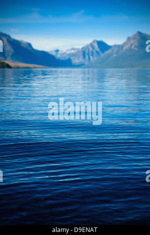 Ondulations sur les eaux placides du lac McDonald, au rive est près de lodge dans le Glacier NP, MT, avec des montagnes en arrière-plan flou Banque D'Images