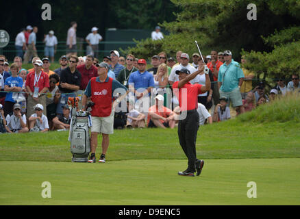 16 juin 2013 - Merion, Pennsylvanie, États-Unis - Tiger Woods, des USA, s'occupe d'un swing sur le fairway 16e durant le tour final lors de la 113e Championnat national open des États-Unis au Merion Golf Club de Ardmore, Pa. Banque D'Images