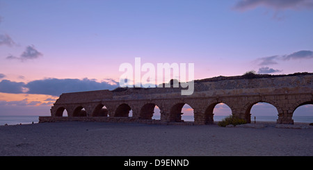 Aqueduc de Césarée sur la mer Méditerranée, Israël Banque D'Images