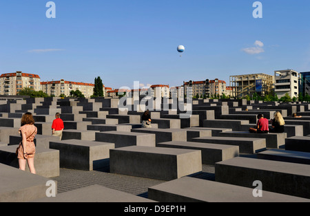 Visiteur de l'Holocaust Memorial de l'architecte Peter Eisenman monument mémorial pour les Juifs assassinés d'Europe dans le backgroun Banque D'Images