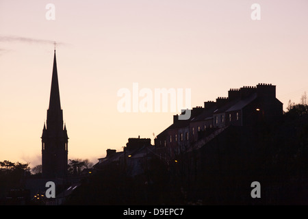 La silhouette de l'église côté rive et bâtiments de Cobh, dans le comté de Cork en République d'Irlande Banque D'Images