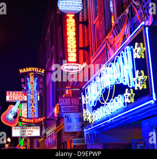 Les enseignes au néon de bars sur Broadway, à Nashville, Tennessee. Banque D'Images