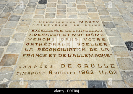 Plaque de base en marqueterie table commémorative en l'honneur de Konrad Adenauer et Charles de Gaulle pour l'objectif de réconciliation nationale Français Allemand Banque D'Images