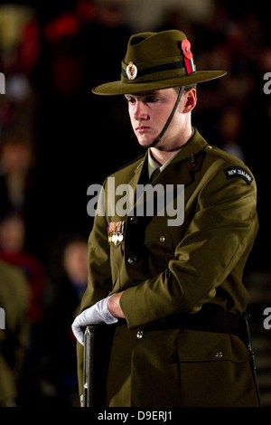 Un soldat garde le cénotaphe de l'aube, Service de l'Anzac Day War Memorial Museum, Auckland, Nouvelle-Zélande Banque D'Images