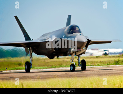 Un F-35 Lightning II le roulage sur la base aérienne d'Eglin, en Floride. Banque D'Images